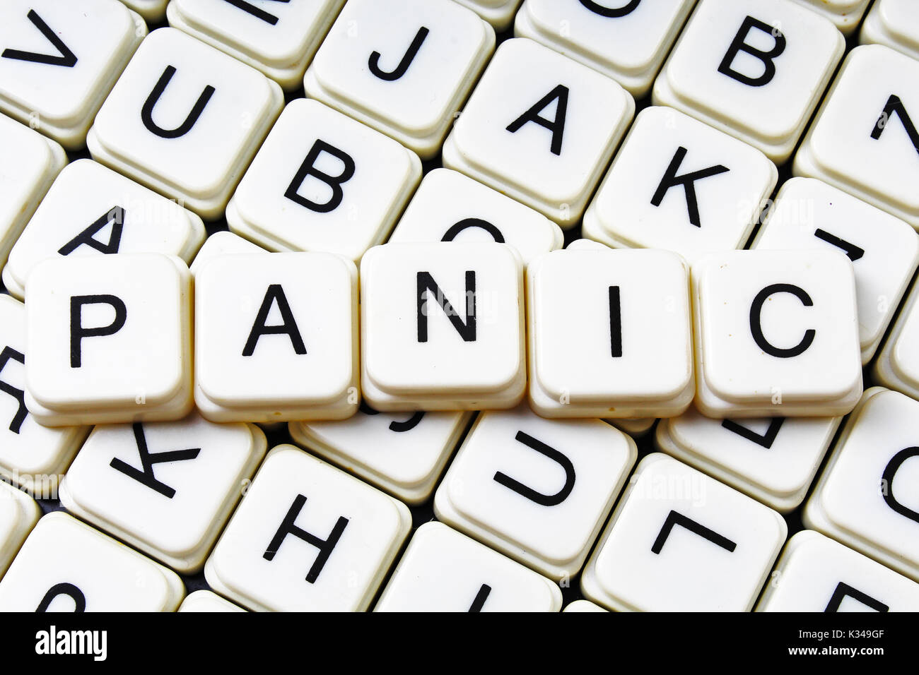 Il panico di testo parola cruciverba. Lettere dell'alfabeto blocchi texture di gioco dello sfondo. Foto Stock