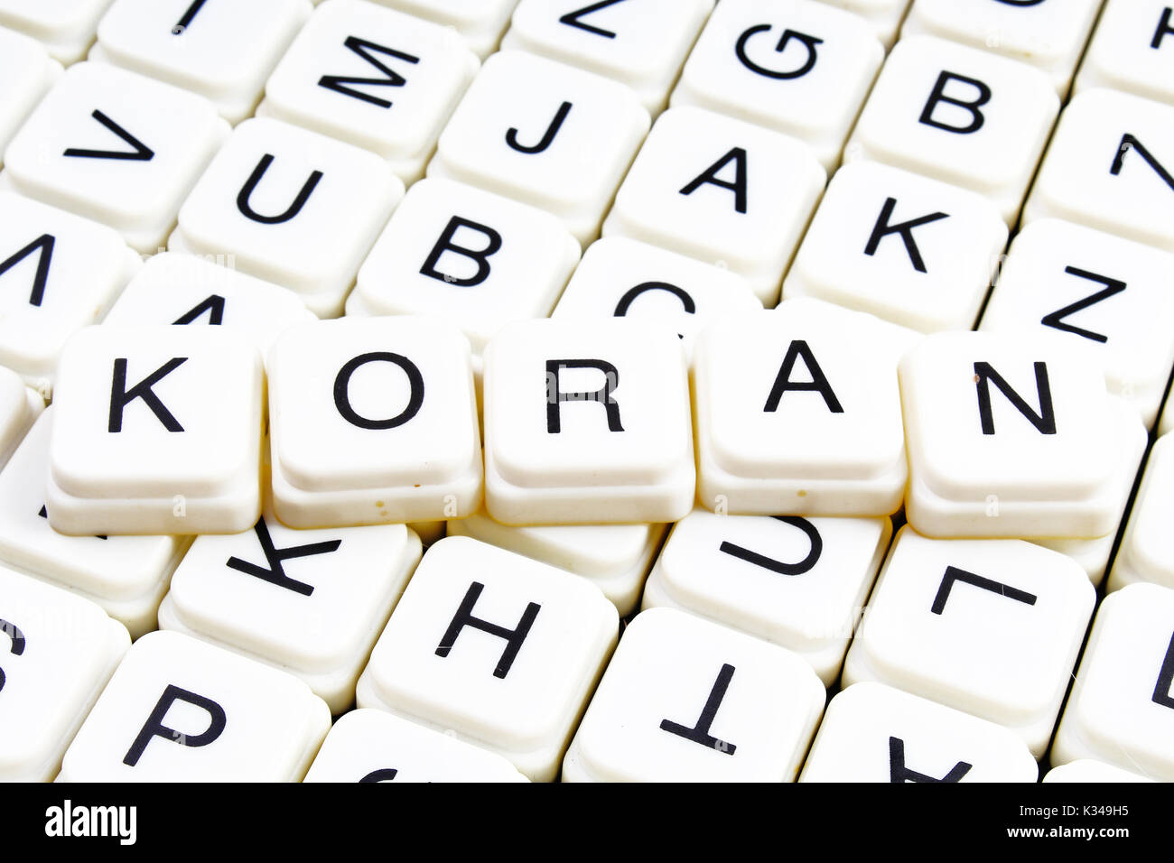 Corano testo parola cruciverba. Lettere dell'alfabeto blocchi texture di gioco dello sfondo. Foto Stock
