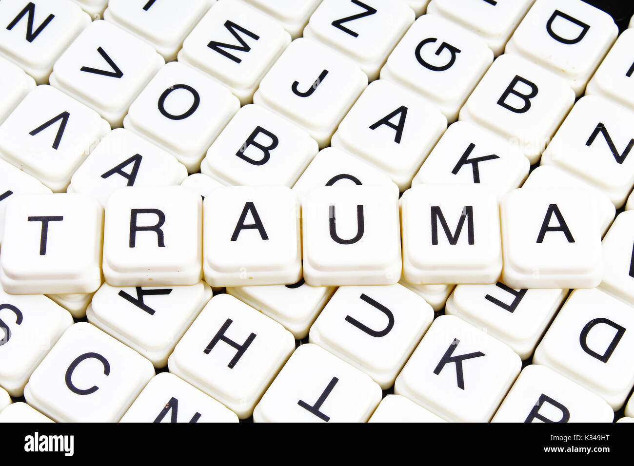 Il trauma di testo parola cruciverba lettera alfabeto blocchi texture di gioco dello sfondo. Foto Stock