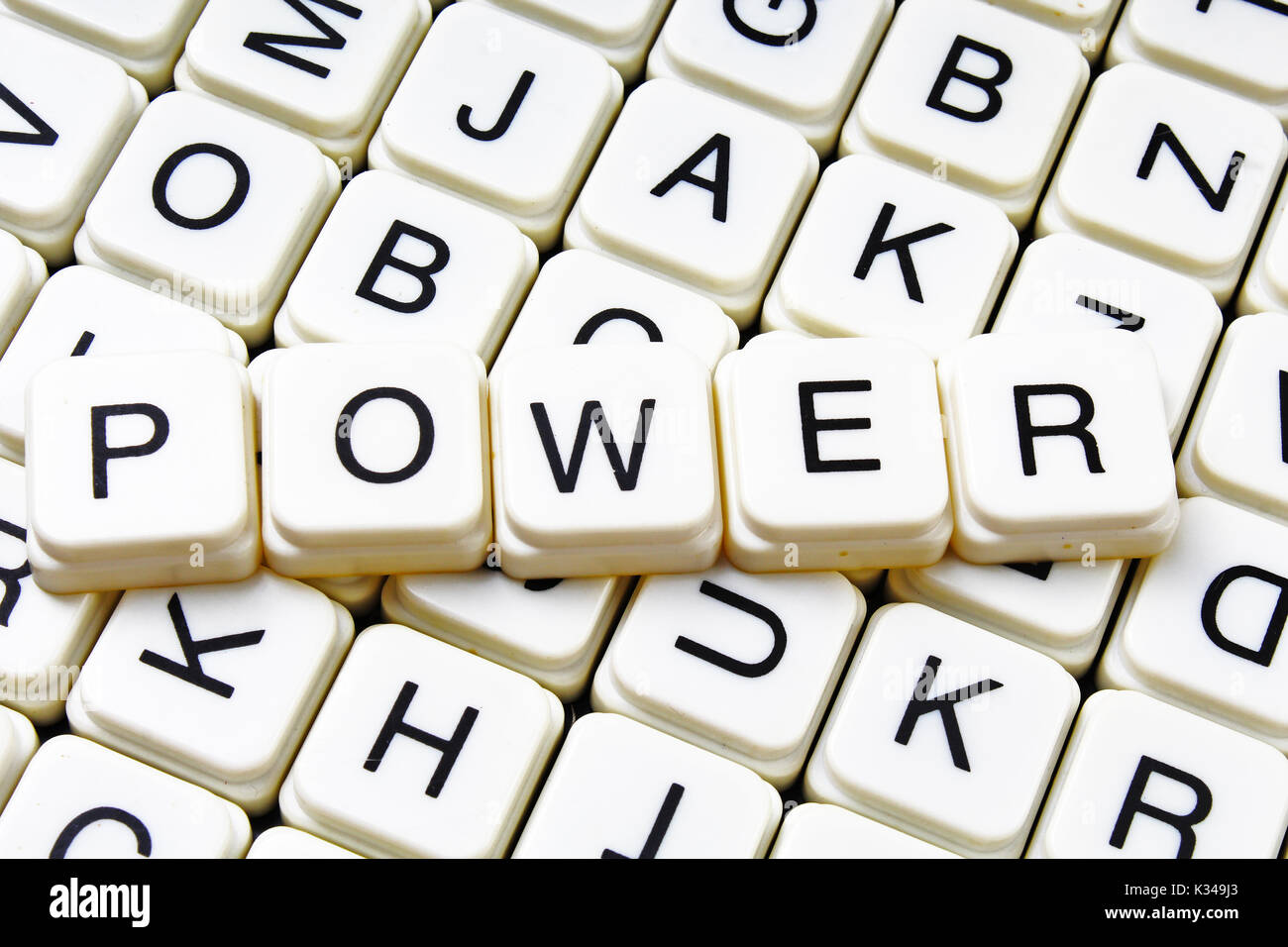 Il potere di testo parola cruciverba. Lettere dell'alfabeto blocchi texture di gioco dello sfondo. Foto Stock