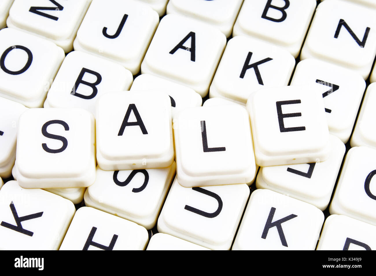 Vendita di testo parola cruciverba. Lettere dell'alfabeto blocchi texture di gioco dello sfondo. Foto Stock