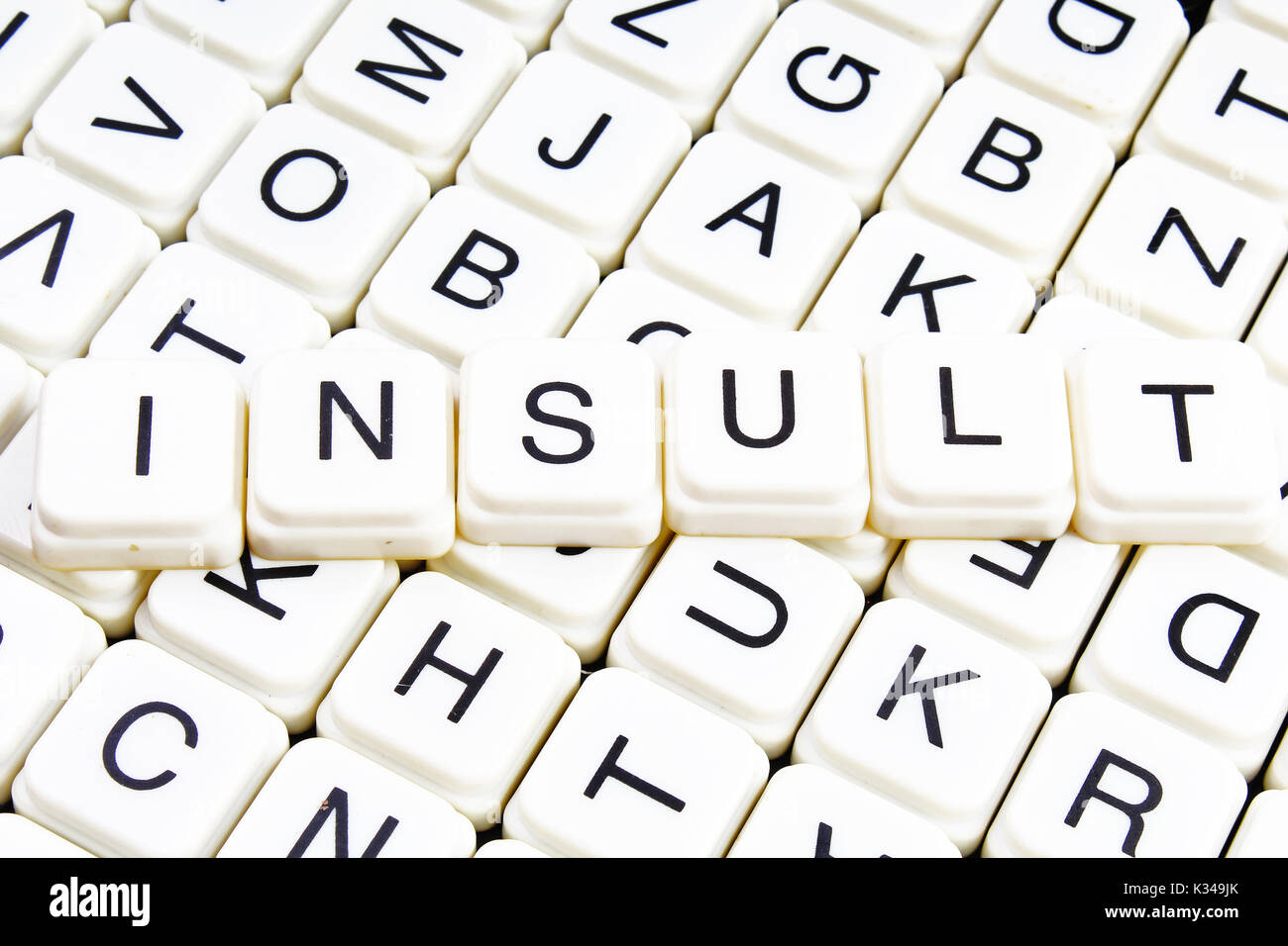 Insultare il testo parola cruciverba. Lettere dell'alfabeto blocchi texture di gioco dello sfondo. Foto Stock