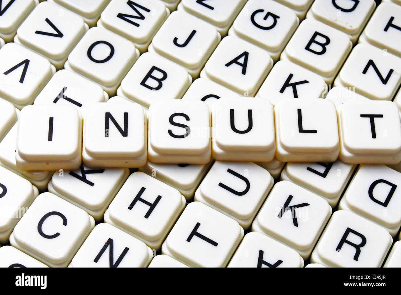 Insultare il testo parola cruciverba. Lettere dell'alfabeto blocchi texture di gioco dello sfondo. Foto Stock