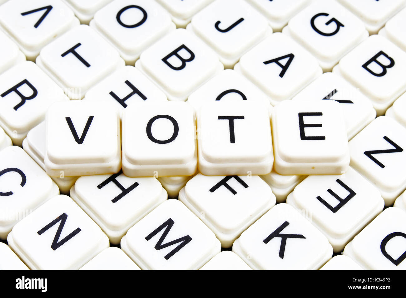 Votare il testo parola cruciverba. Lettere dell'alfabeto blocchi texture di gioco dello sfondo. Foto Stock