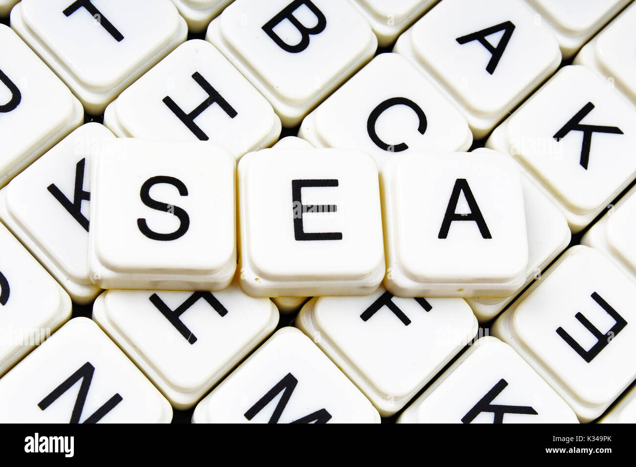 Mare di testo parola cruciverba. Lettere dell'alfabeto blocchi texture di gioco dello sfondo. Foto Stock
