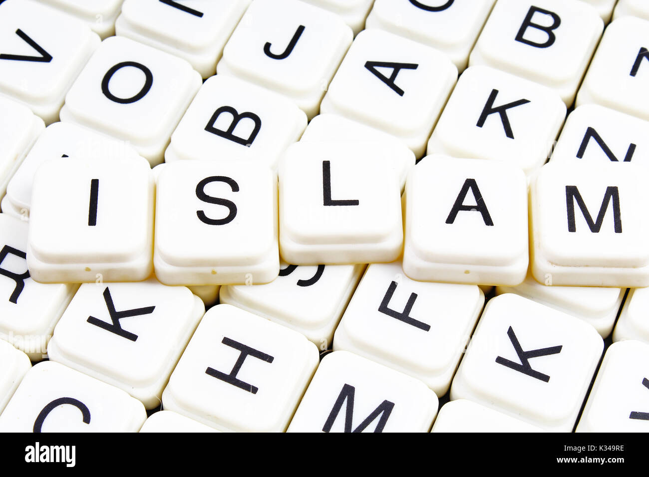 L'Islam testo parola cruciverba. Lettere dell'alfabeto blocchi texture di gioco dello sfondo. Foto Stock