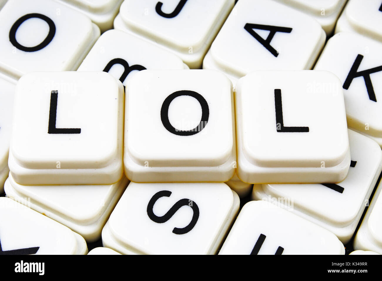 LOL testo parola cruciverba. Lettere dell'alfabeto blocchi texture di gioco dello sfondo. Foto Stock