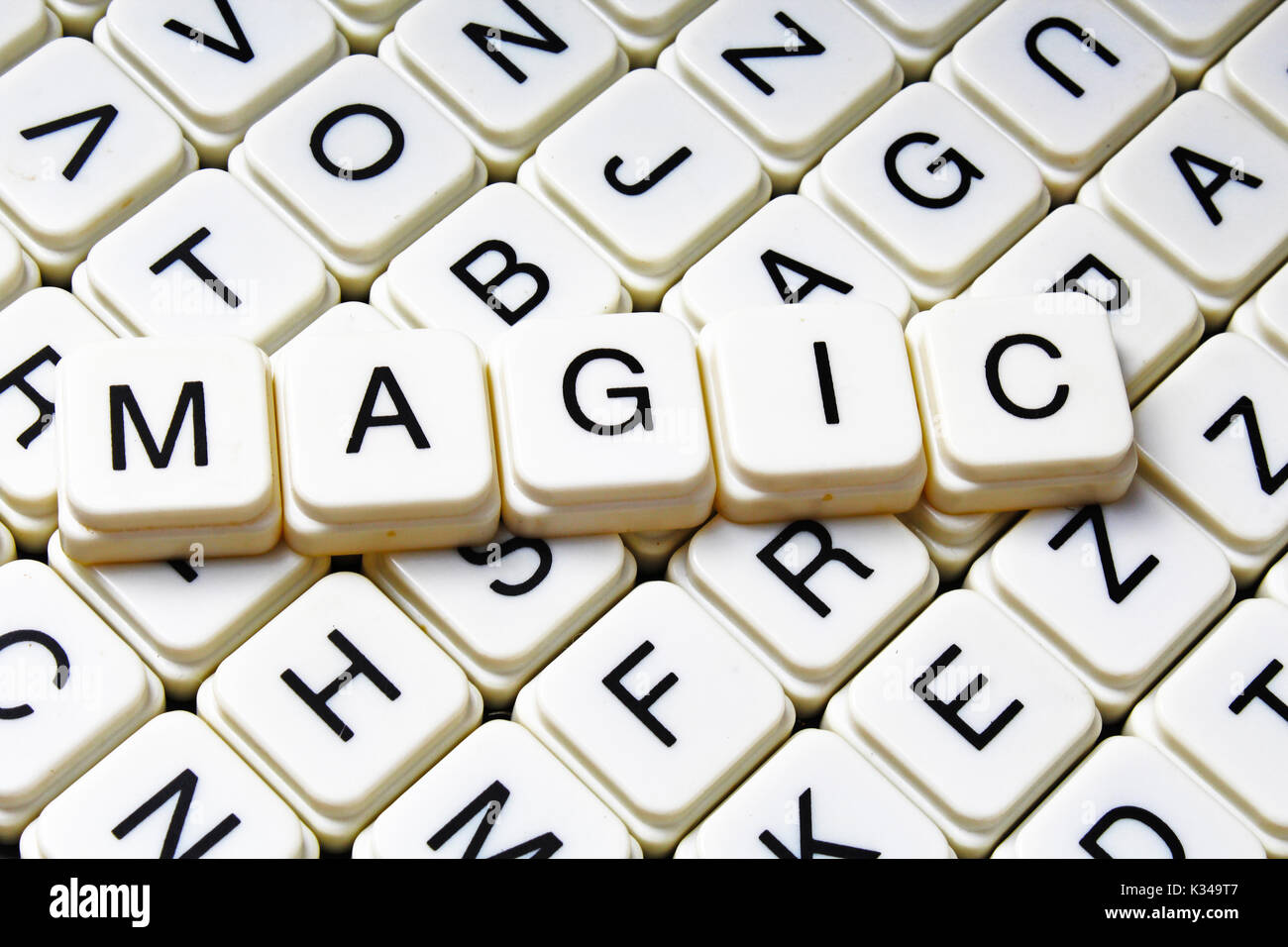 Magic testo parola cruciverba lettera alfabeto blocchi texture di gioco dello sfondo. Foto Stock