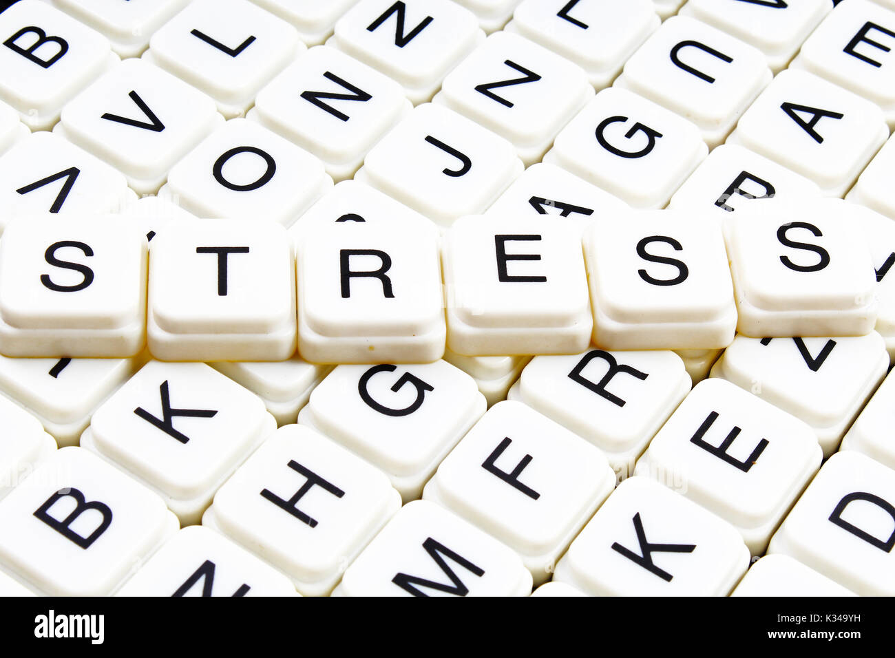 Sottolineare il testo parola cruciverba. Lettere dell'alfabeto blocchi texture di gioco dello sfondo. Foto Stock