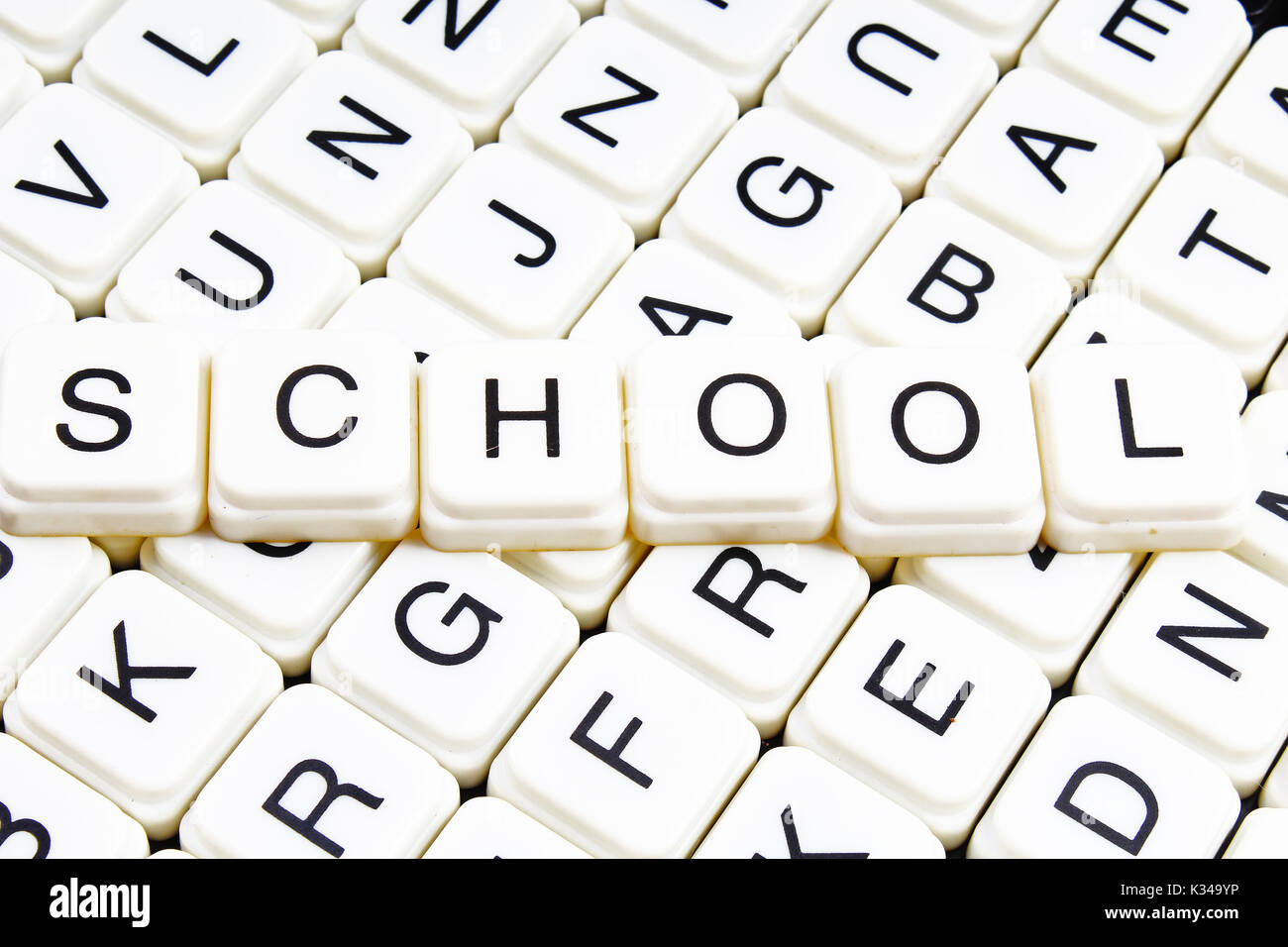 Scuola di testo parola cruciverba. Lettere dell'alfabeto blocchi texture di gioco dello sfondo. Foto Stock