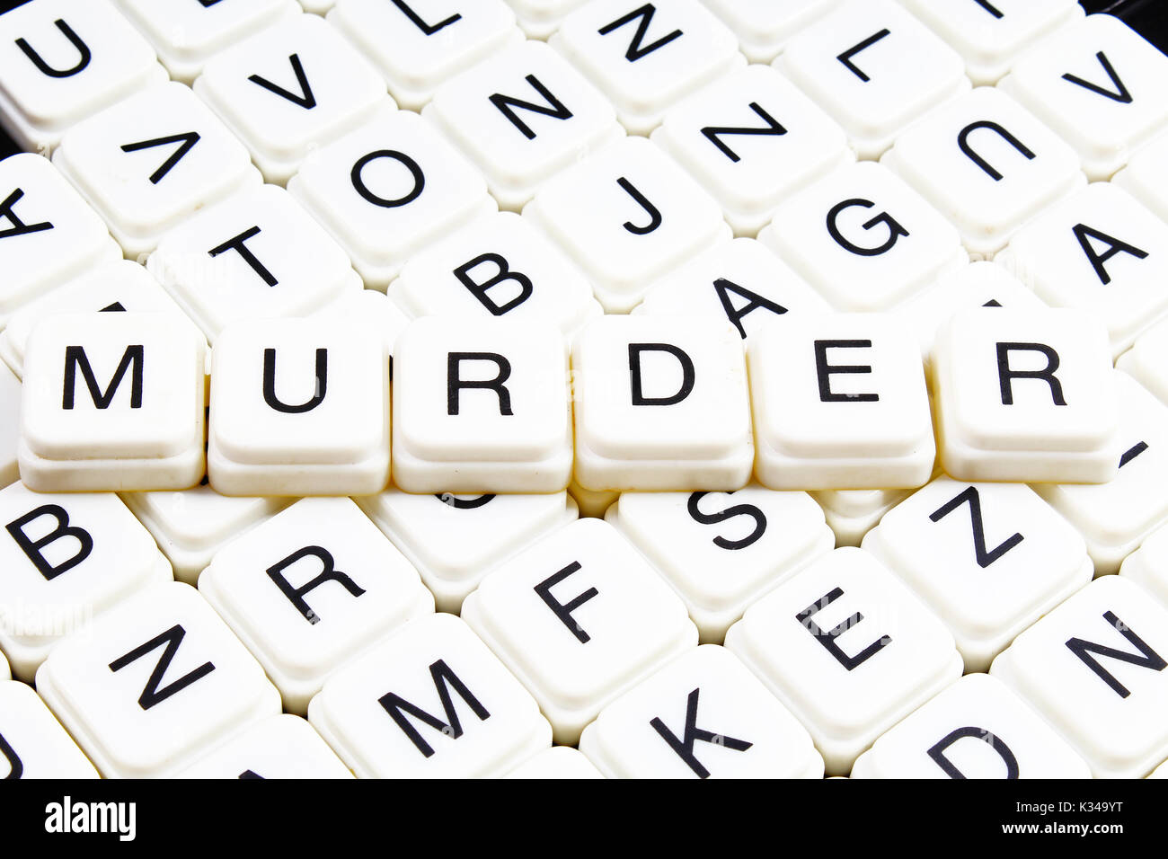Assassinio di testo parola cruciverba. Lettere dell'alfabeto blocchi texture di gioco dello sfondo. Foto Stock