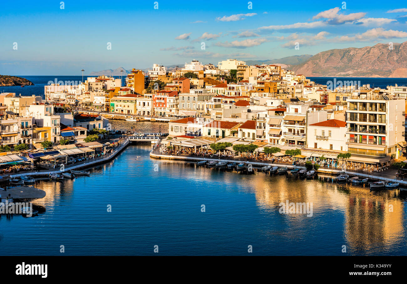 Agios Nikolaos, Creta, Grecia. Agios Nikolaos è una pittoresca città della parte orientale dell'isola di Creta costruita sul lato nord-ovest dell'peacefu Foto Stock