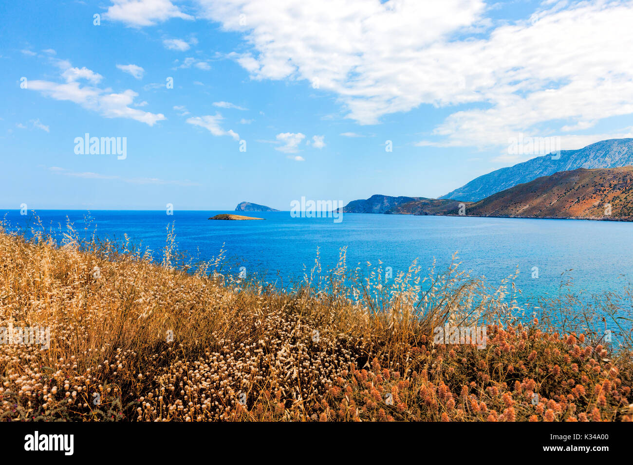 Vista della Baia di Mirabello e Pseira Island, Sitia, Creta, Grecia Foto Stock