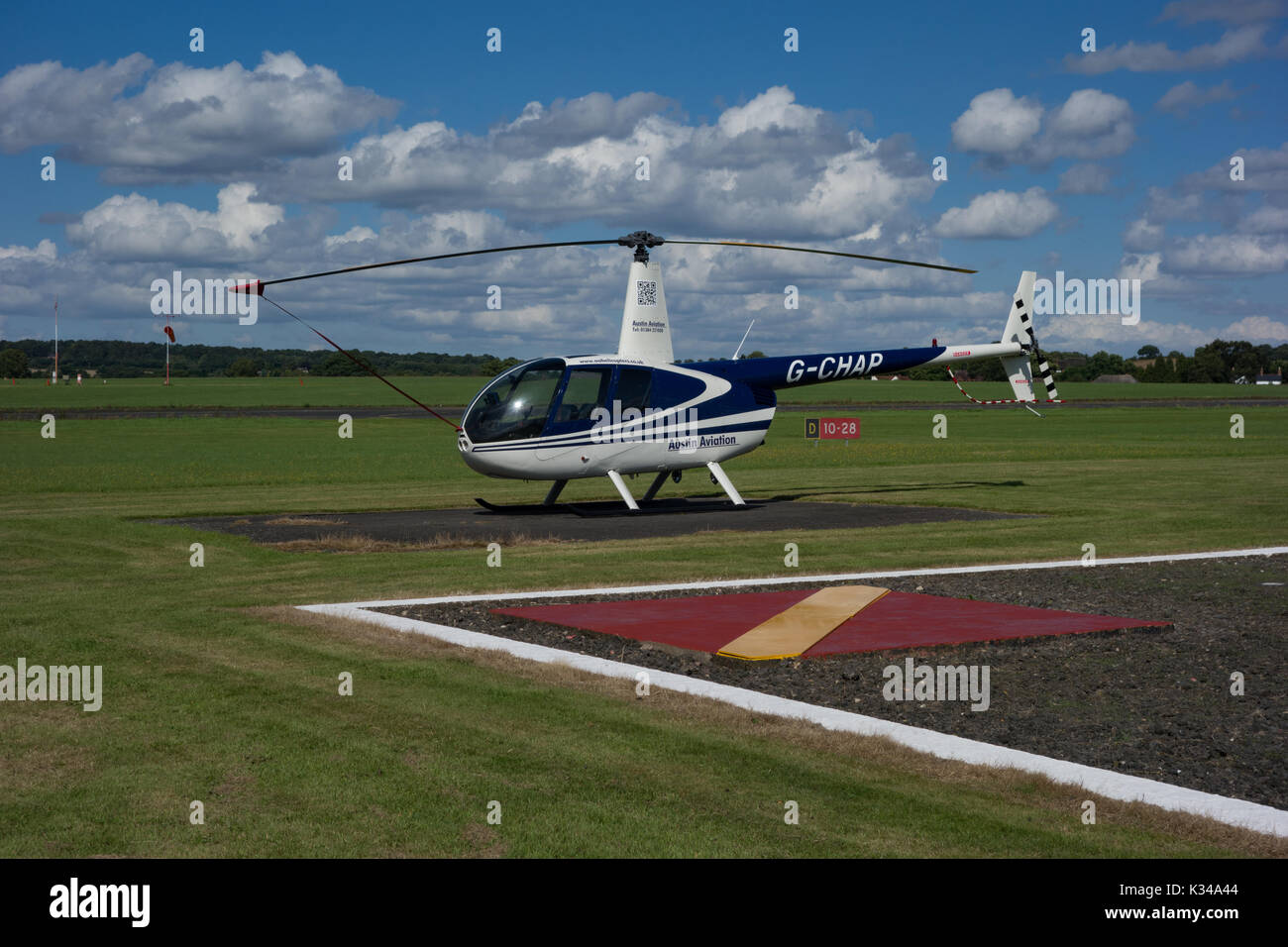 Elicottero parcheggiato su erba. Wolverhampton Halfpenny Green Airport. South Staffordshire. Regno Unito Foto Stock