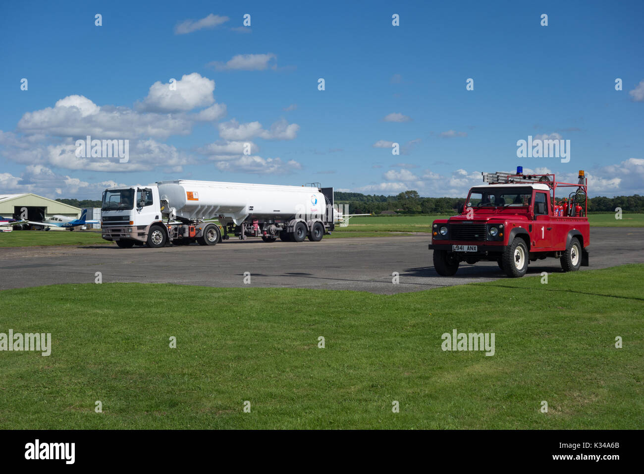 Landrover camion dei pompieri e la petroliera. Wolverhampton Halfpenny Green Airport. South Staffordshire. Regno Unito Foto Stock