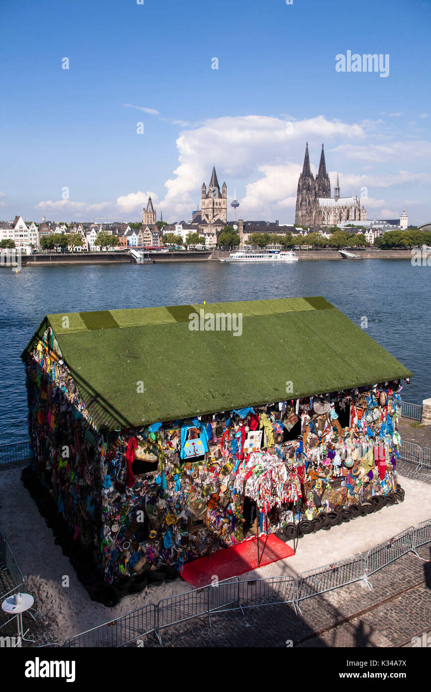 Germania, Colonia, il cestino casa dell'artista H.A. Schult sulle rive del fiume Reno nel quartiere Deutz, 'Save nel Mondo Hotel' si inten Foto Stock