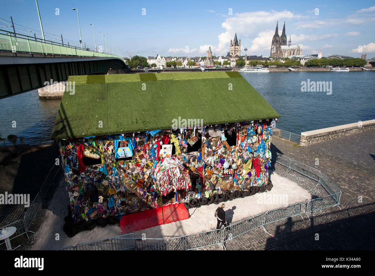 Germania, Colonia, il cestino casa dell'artista H.A. Schult sulle rive del fiume Reno nel quartiere Deutz, 'Save nel Mondo Hotel' si inten Foto Stock