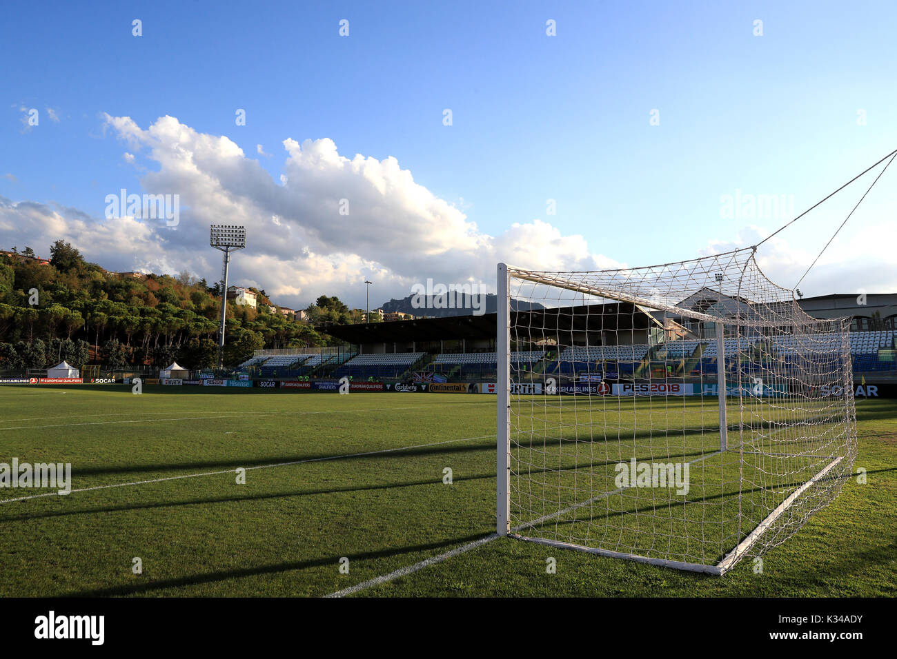 Una visione generale del campo e si trova davanti alle Qualifiche della Coppa del mondo FIFA 2018, partita del Gruppo C allo Stadio San Marino, Serravalle. PREMERE ASSOCIAZIONE foto. Data immagine: Venerdì 1 settembre 2017. Vedi PA storia CALCIO San Marino. Il credito fotografico dovrebbe essere: Adam Davy/PA Wire. . Foto Stock