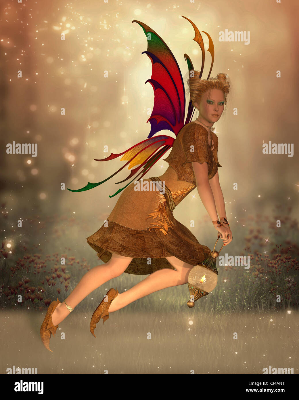 Fairy Isa vola attraverso la foresta magica al tramonto in possesso di una lanterna luminosa per illuminare il suo cammino. Foto Stock