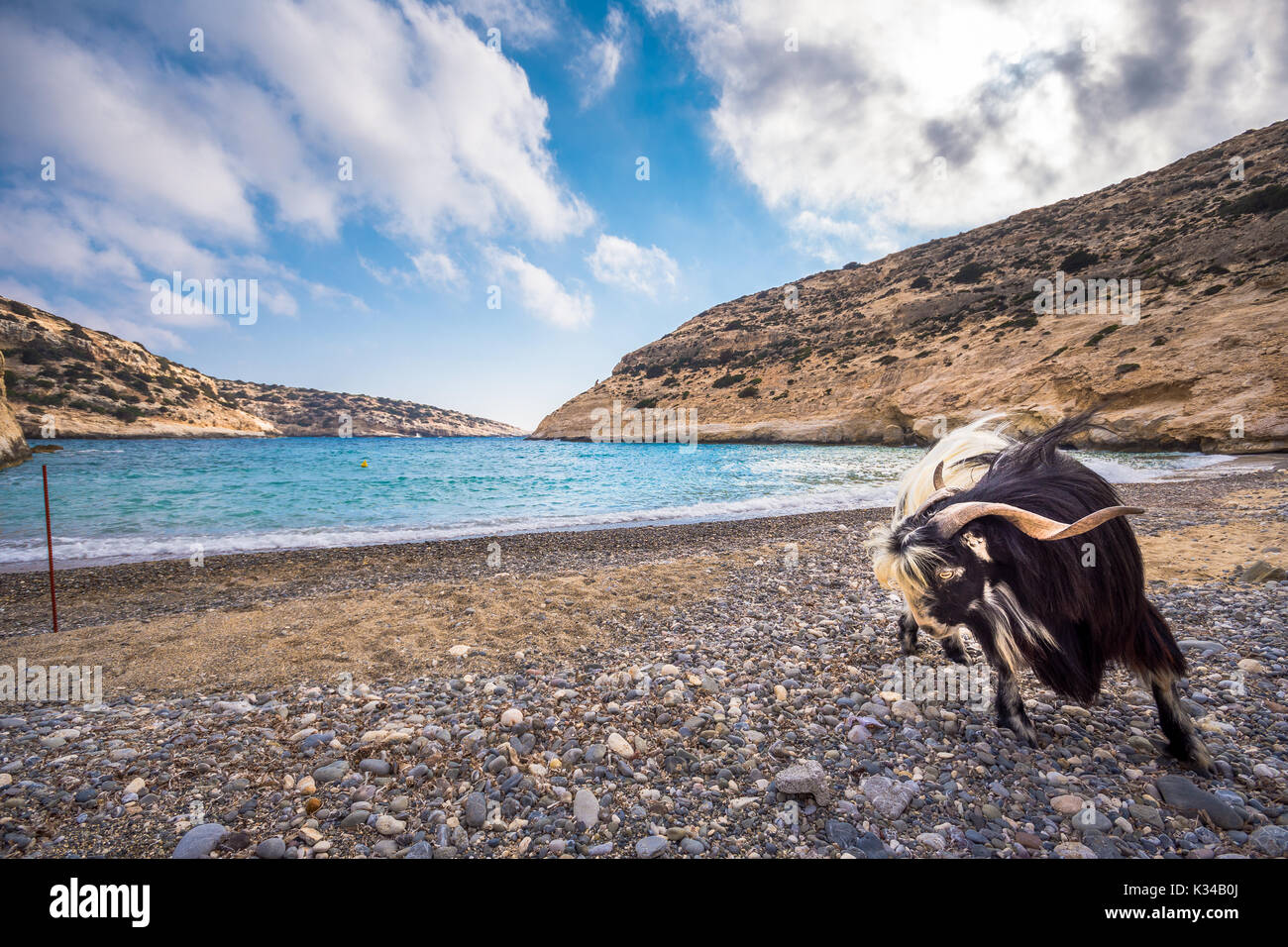 Il piccolo e isolato golfo di Vathi, in creta, con spiaggia sabbiosa e alcuni fortunati partecipanti. Foto Stock