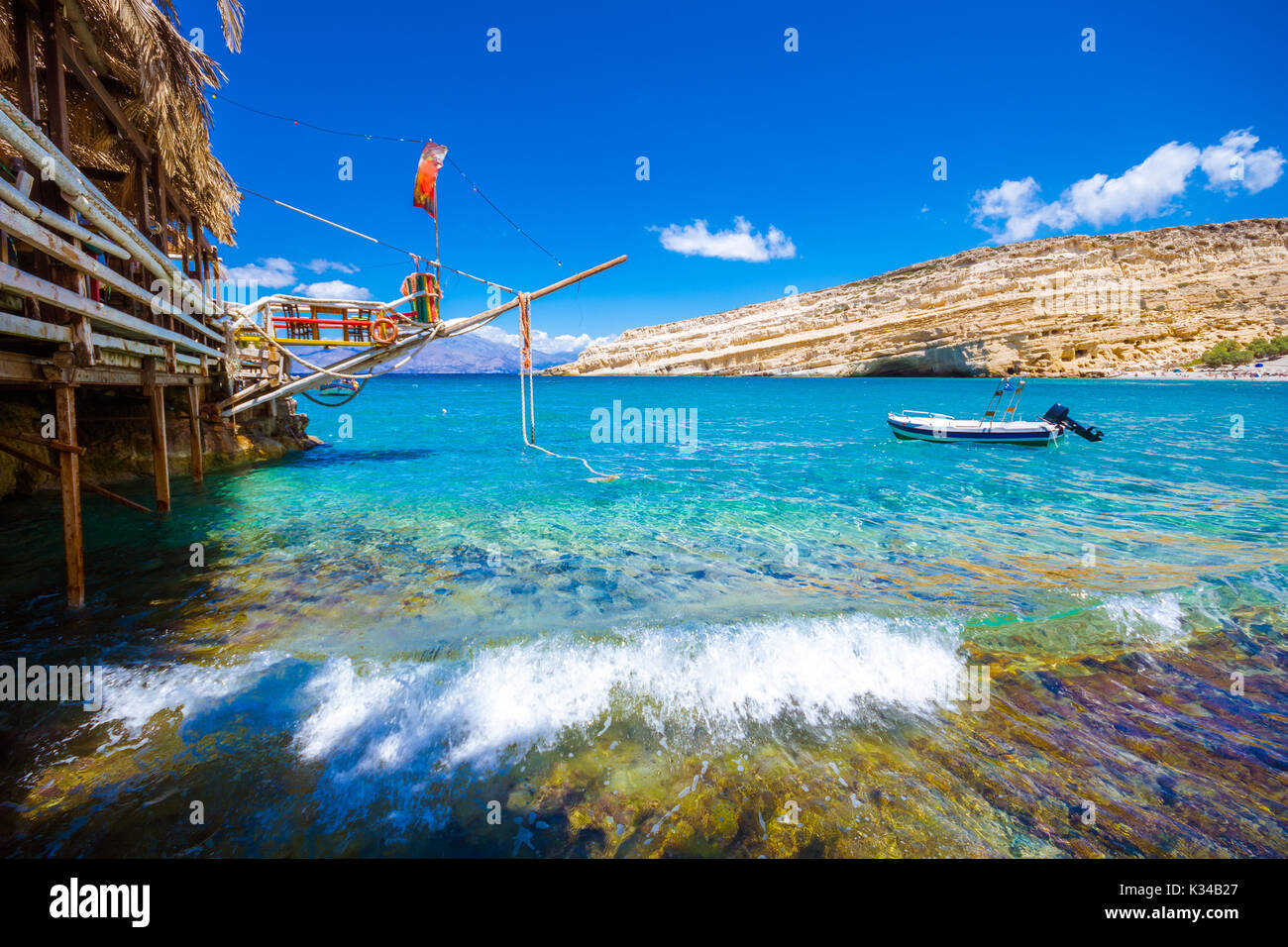 La Spiaggia Di Matala Con Le Grotte Sulle Rocce Che Sono