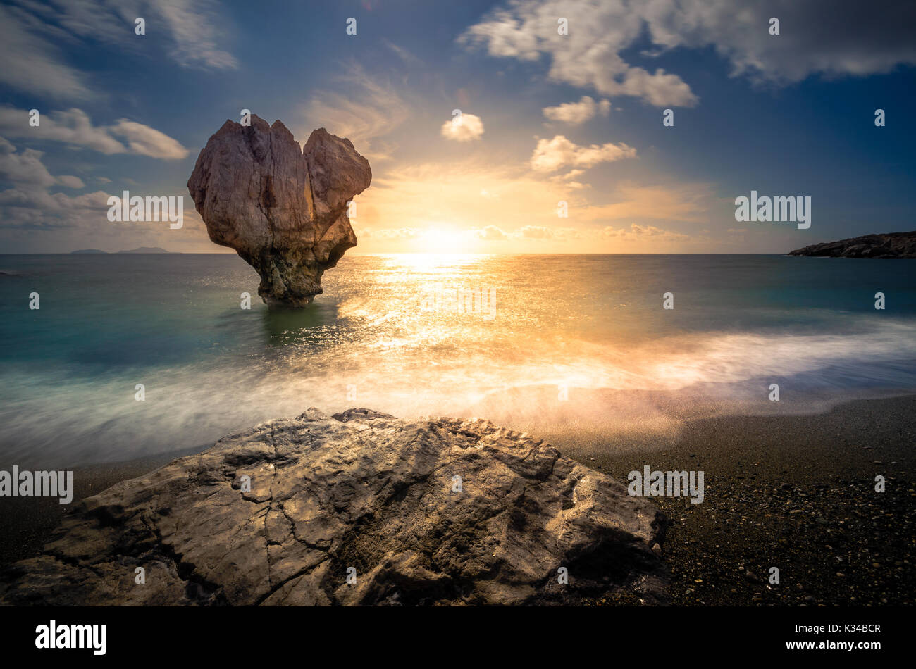 Lonely scultura in pietra a forma di cuore, Preveli, Creta, Grecia Foto Stock