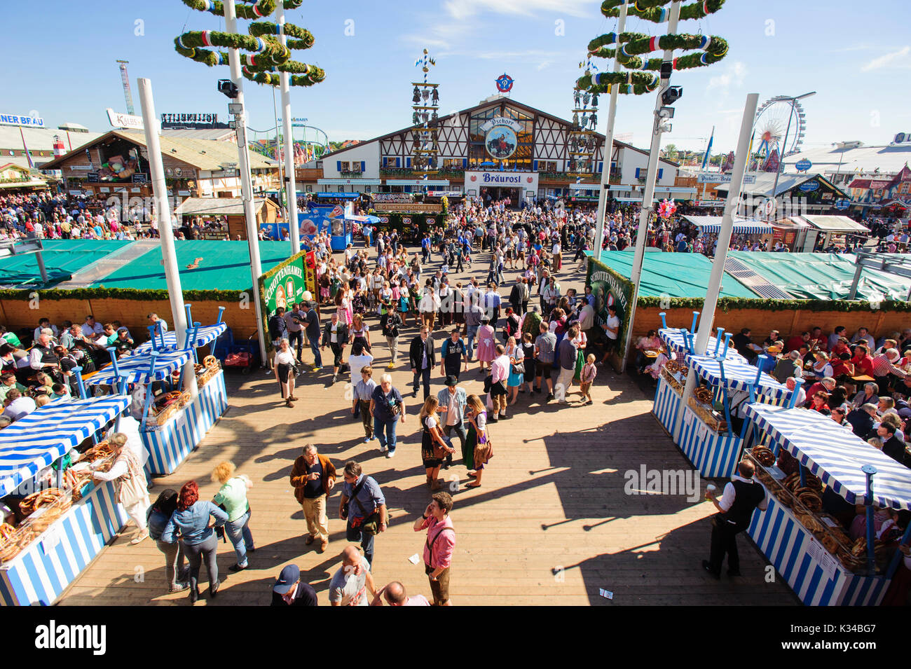 Oktoberfest a Monaco di Baviera è il più grande birra e folk festival in tutto il mondo.con molte migliaia di visitatori ogni giorno, ora a camminare sulla luna park Foto Stock