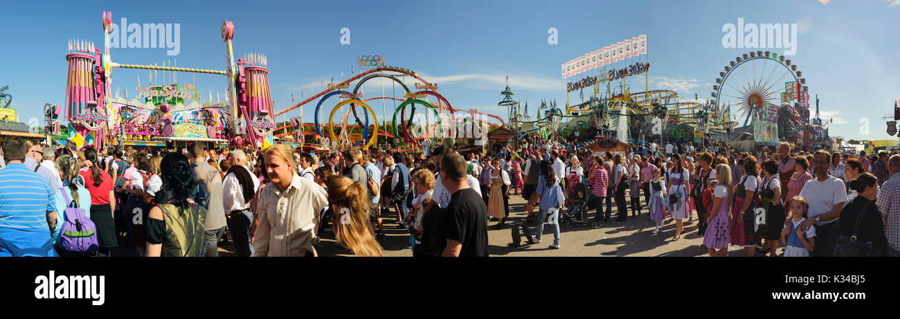 Oktoberfest a Monaco di Baviera è il più grande birra e folk festival in tutto il mondo.con molte migliaia di visitatori ogni giorno, ora a camminare sulla luna park Foto Stock