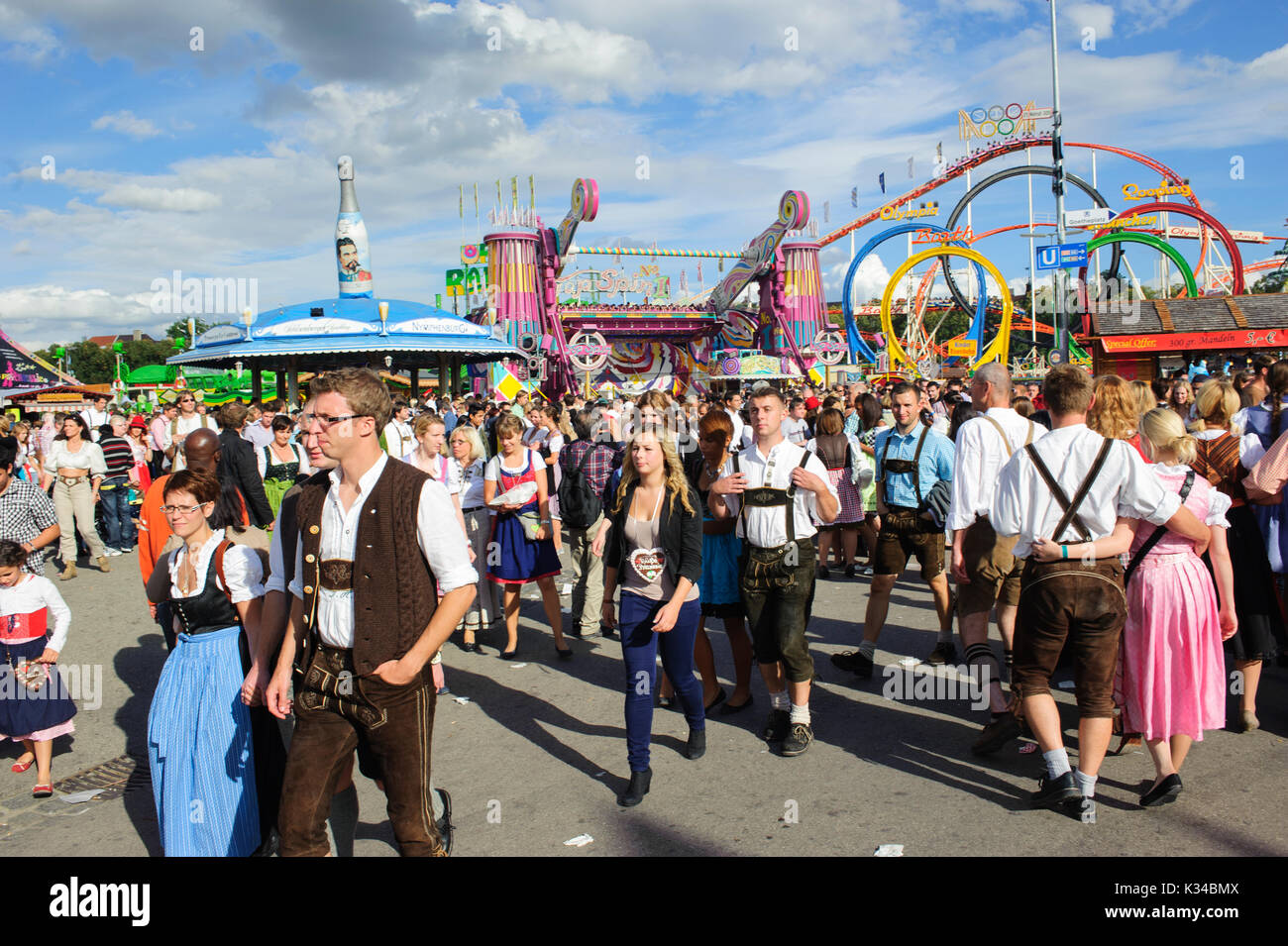 Oktoberfest a Monaco di Baviera è il più grande birra e folk festival in tutto il mondo.con molte migliaia di visitatori ogni giorno, ora a camminare sulla luna park Foto Stock