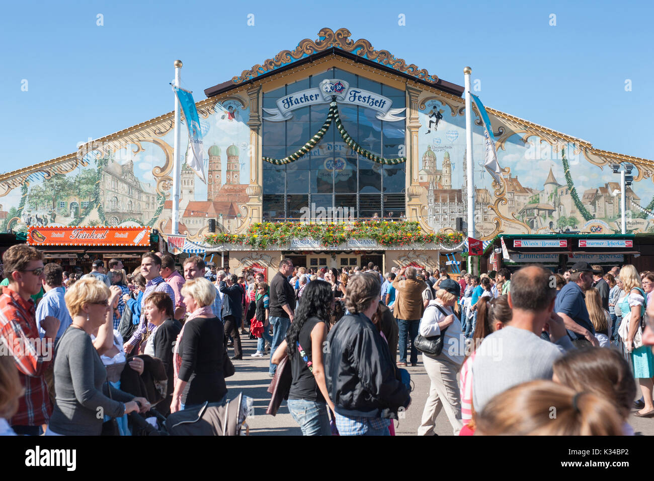 Oktoberfest a Monaco di Baviera è il più grande birra e folk festival in tutto il mondo.con molte migliaia di visitatori ogni giorno, ora a camminare sulla luna park Foto Stock