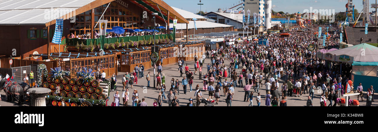 Oktoberfest a Monaco di Baviera è il più grande birra e folk festival in tutto il mondo.con molte migliaia di visitatori ogni giorno, ora a camminare sulla luna park Foto Stock