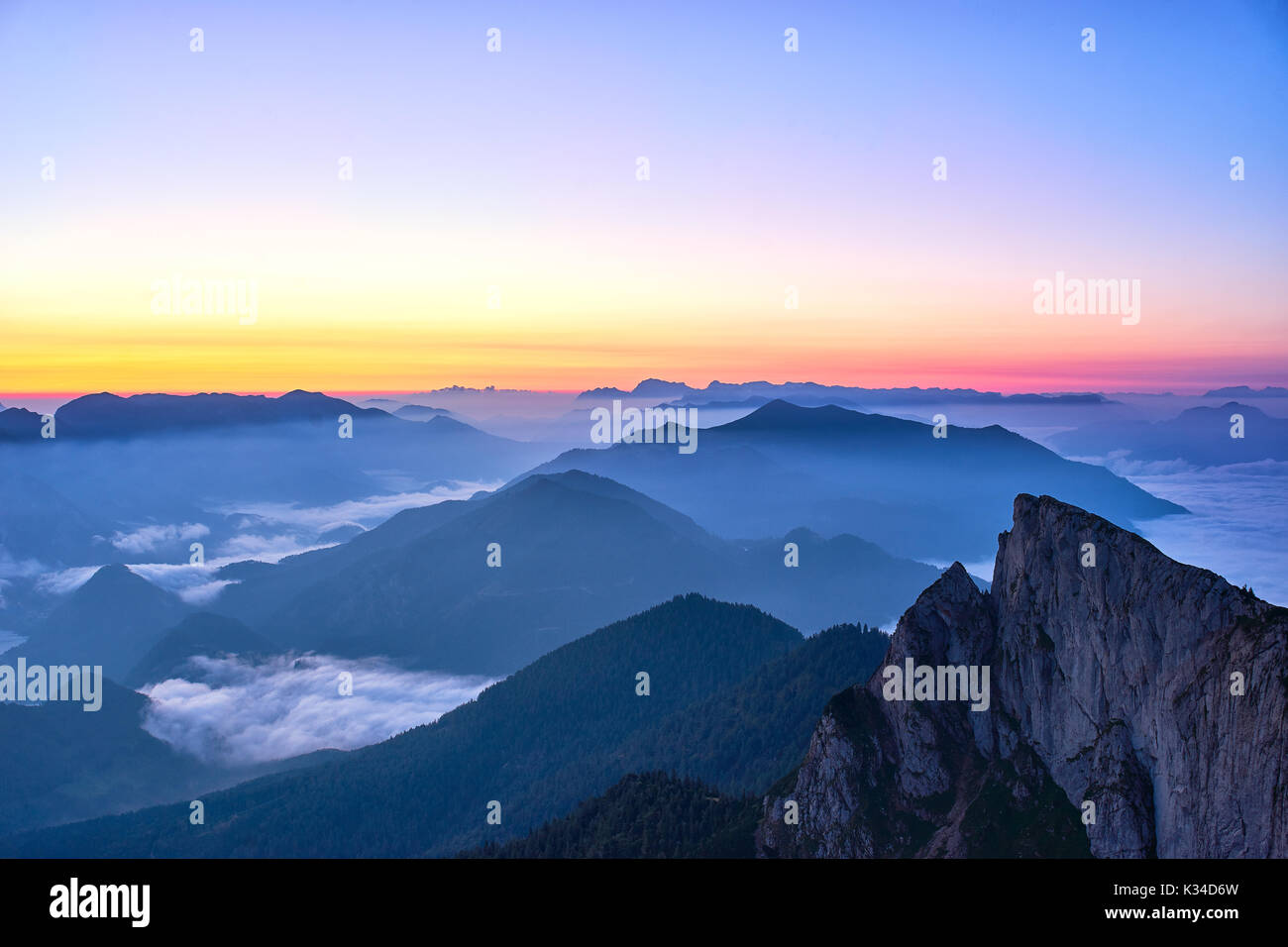 Il pittoresco sunrise nelle Alpi austriache Foto Stock