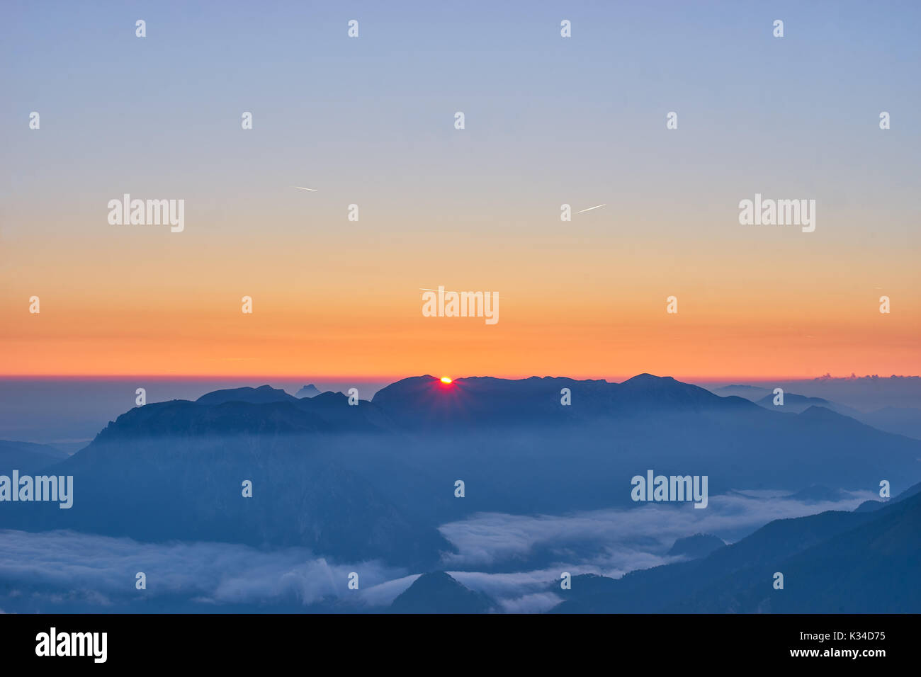 Il pittoresco red sunrise nelle Alpi austriache Foto Stock