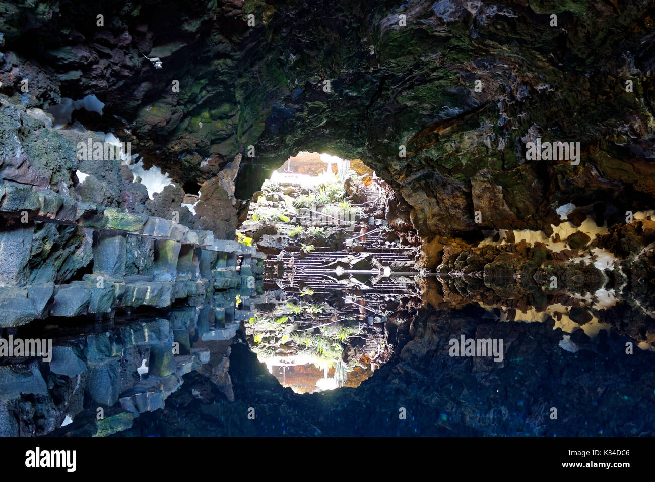 Lanzarote, Spagna. Il Jameos del Agua sono parte di un 6 km di lunghezza tubo di lava che costituisce una delle più lunghe gallerie vulcaniche nel mondo. Foto Stock