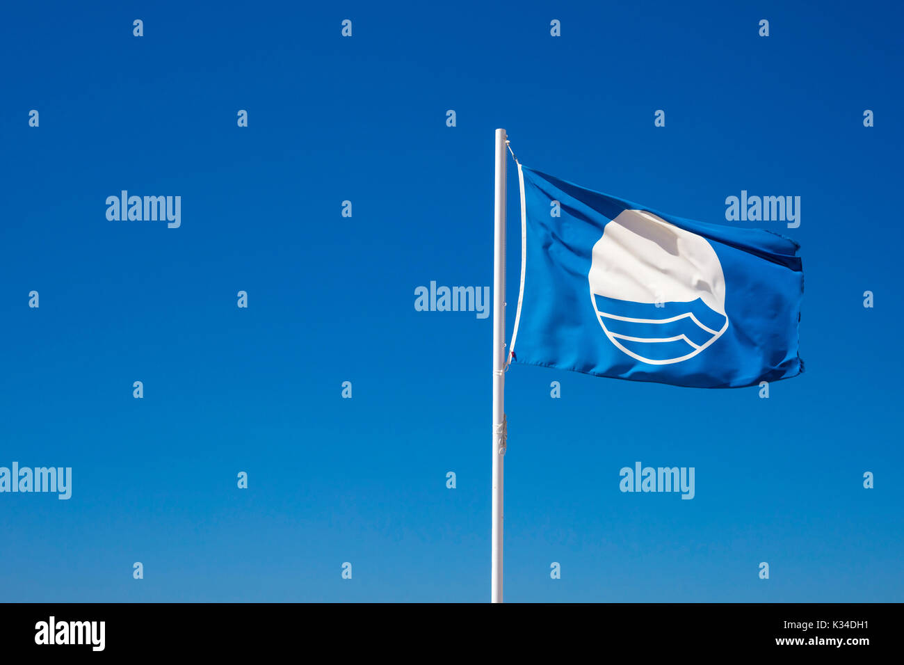 Dettaglio della bandiera blu in spiaggia, che significa che esso ha raggiunto gli standard specifici di qualità dell'acqua, sicurezza, servizi e gestione ambientale Foto Stock