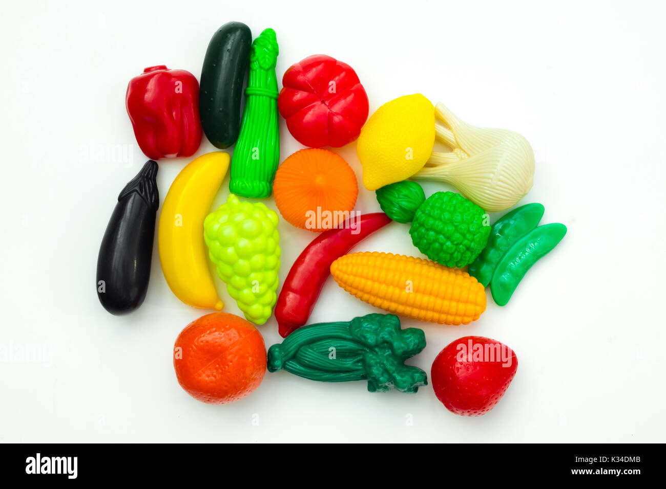 Gruppo di vegetali e frutta giocattoli di plastica per i bambini negli  isolati di sfondo bianco Foto stock - Alamy