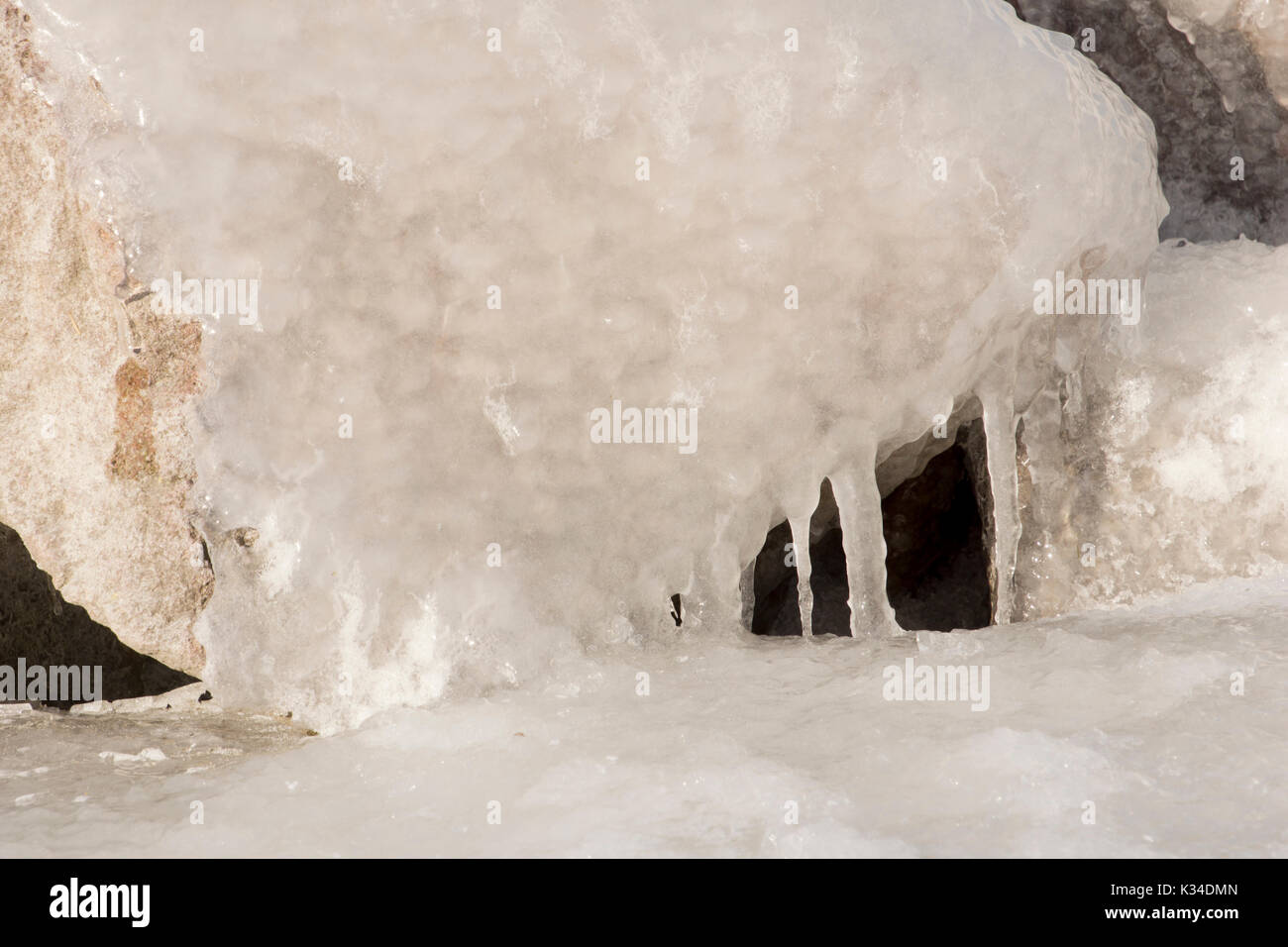 Primo piano di rocce lungo la costa del lago di Balaton in hungarycovered con ghiaccio Foto Stock