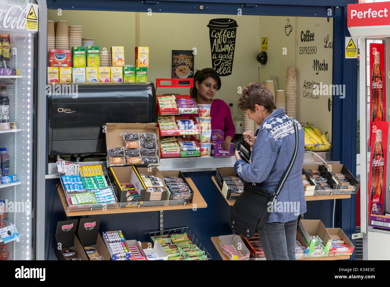 WINDSOR, Inghilterra - Giugno 09, 2017: Donna acquisto di caramelle in chiosco della stazione ferroviaria nelle vicinanze del Castello di Windsor. Foto Stock