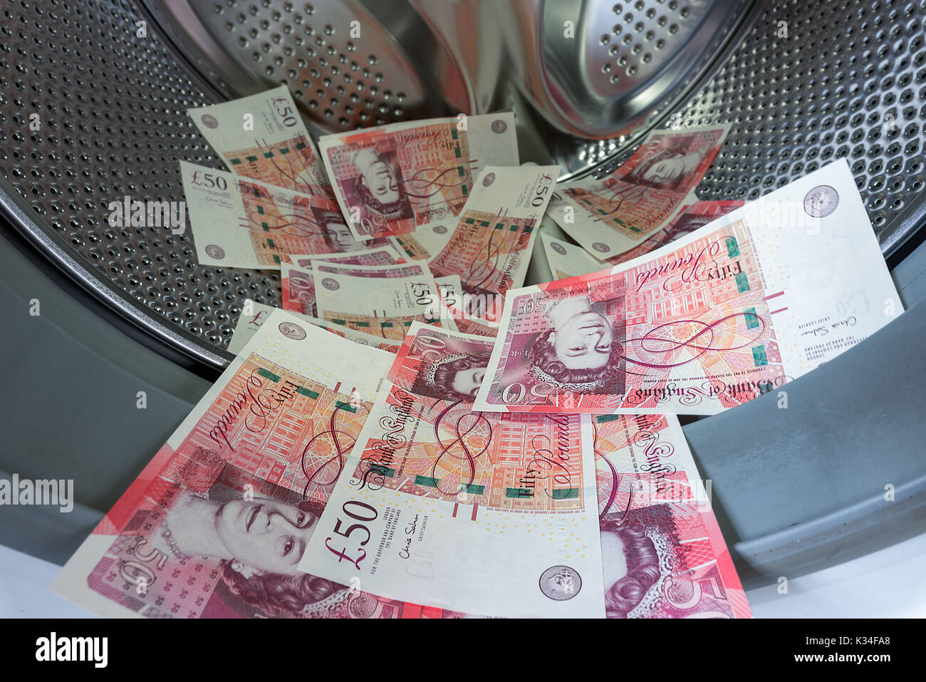Abstract di denaro sporco / denaro pulito. nuovo stile gbp 50 sterline note nel cesto della macchina di lavaggio. Foto Stock