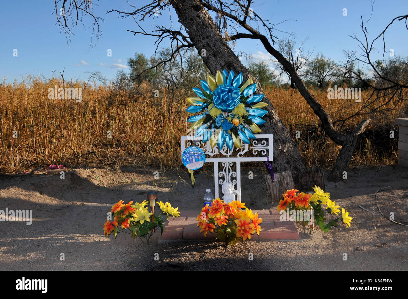 Un memoriale sul ciglio della strada vicino al San Saverio la missione di San Xavier distretto, Tohono O'odham Prenotazione, Tucson, Arizona, Stati Uniti. Foto Stock