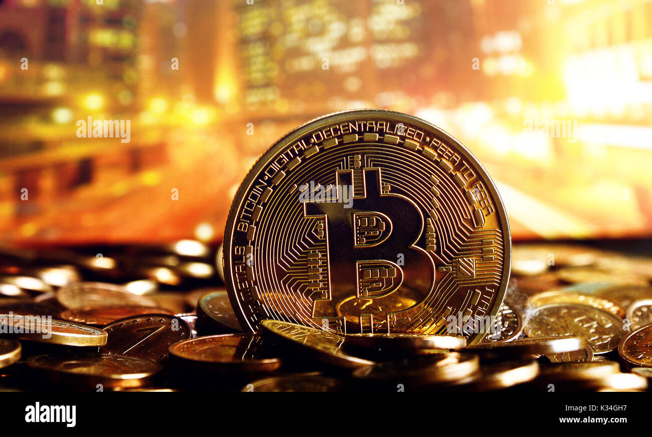 Golden bitcoin su sfondo colorato Foto Stock