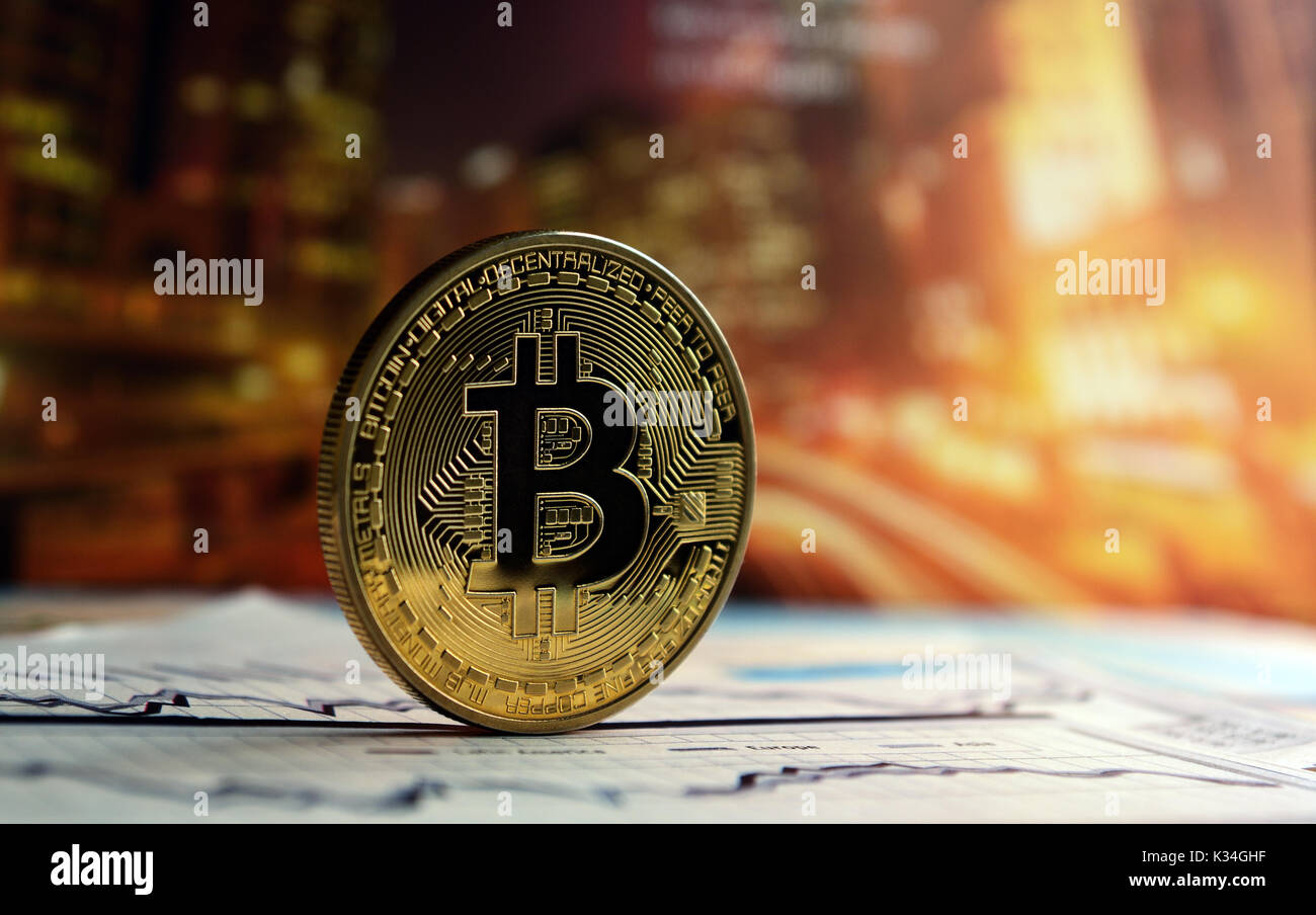 Golden bitcoin su sfondo colorato Foto Stock