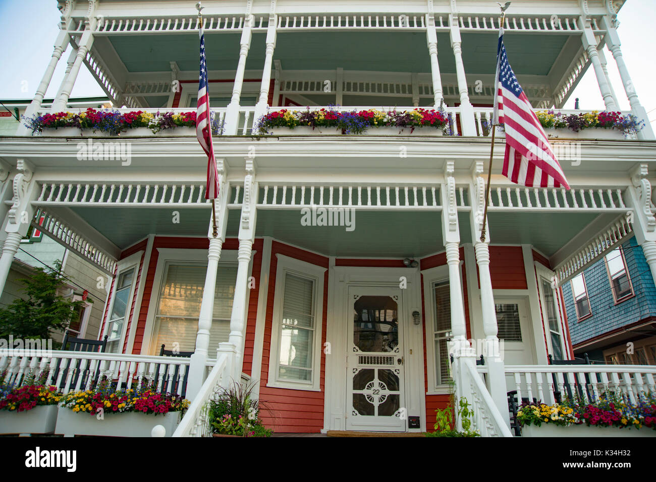 Stile regina Anna casa vittoriana di architettura a beach Town Cape May, new jersey. ingresso anteriore con splendide colonne. Foto Stock