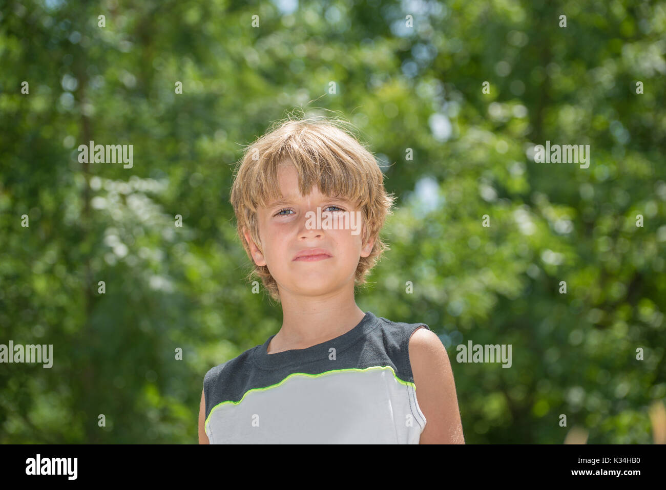 Ritratto di un ragazzo infastidito Foto Stock