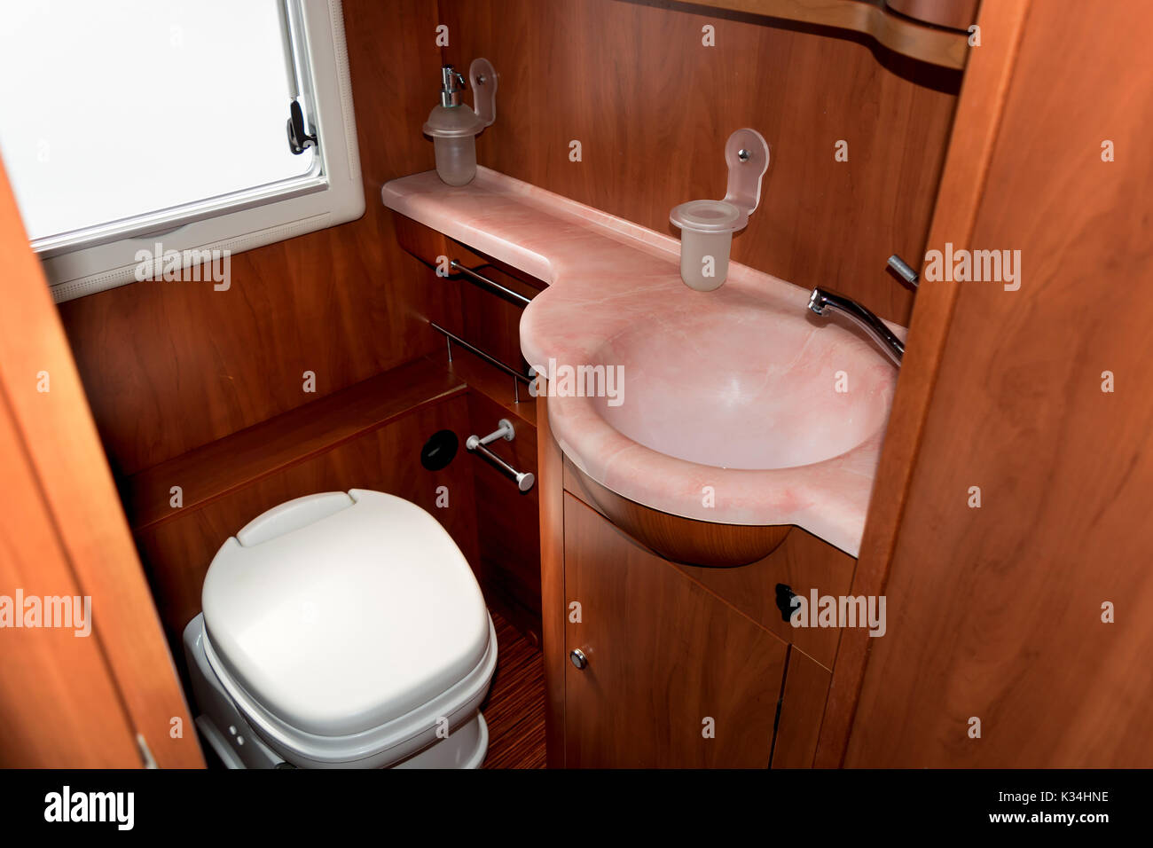 Camper, roulotte o barca bagno Foto stock - Alamy