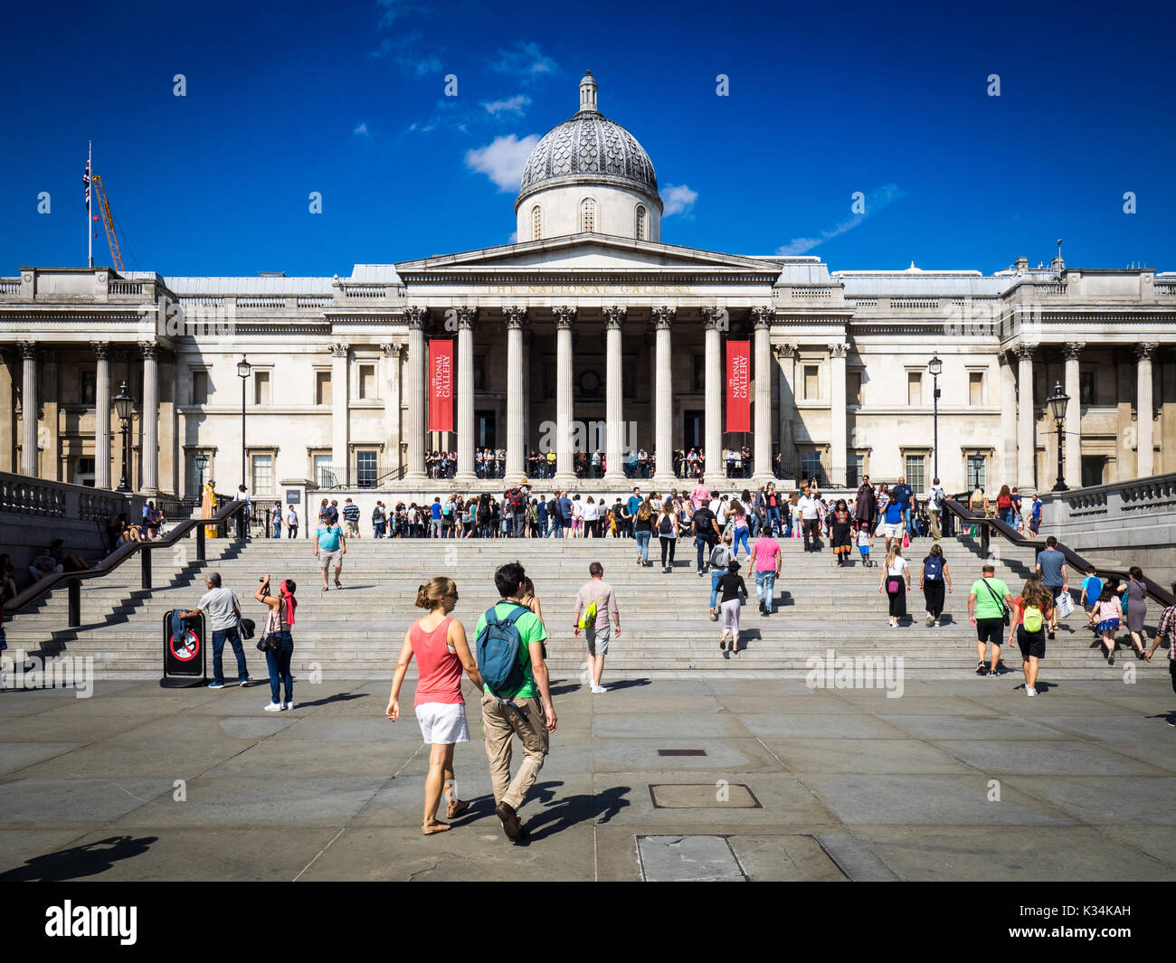 National Gallery di Londra - la folla fuori l'ingresso principale per la National Gallery in Trafalgar Square, Central London, Regno Unito Foto Stock