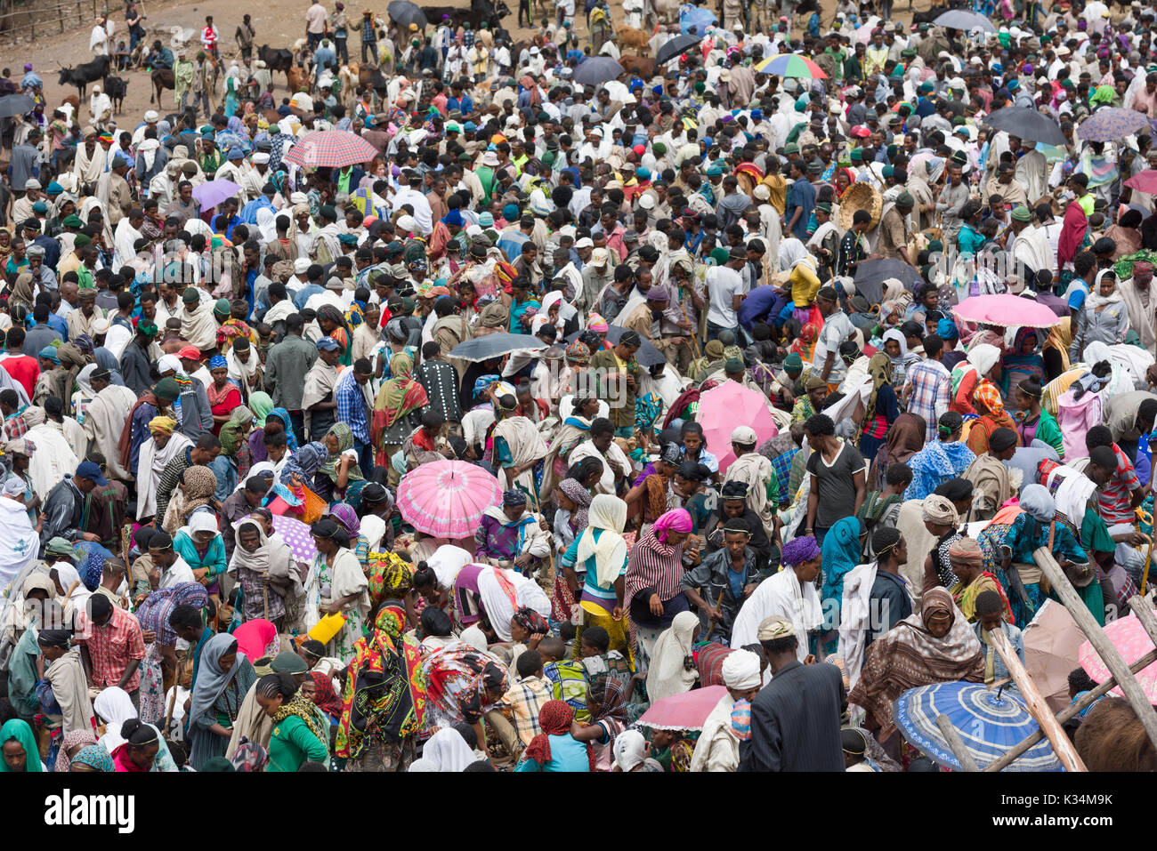 Folli folle al mercato all'aperto tenuto il sabato santo ortodosso etiopico Tewahedo per comprare cibo e celebrare la fine del periodo di quaresima, Lalibela, Amhara, Etiopia Foto Stock
