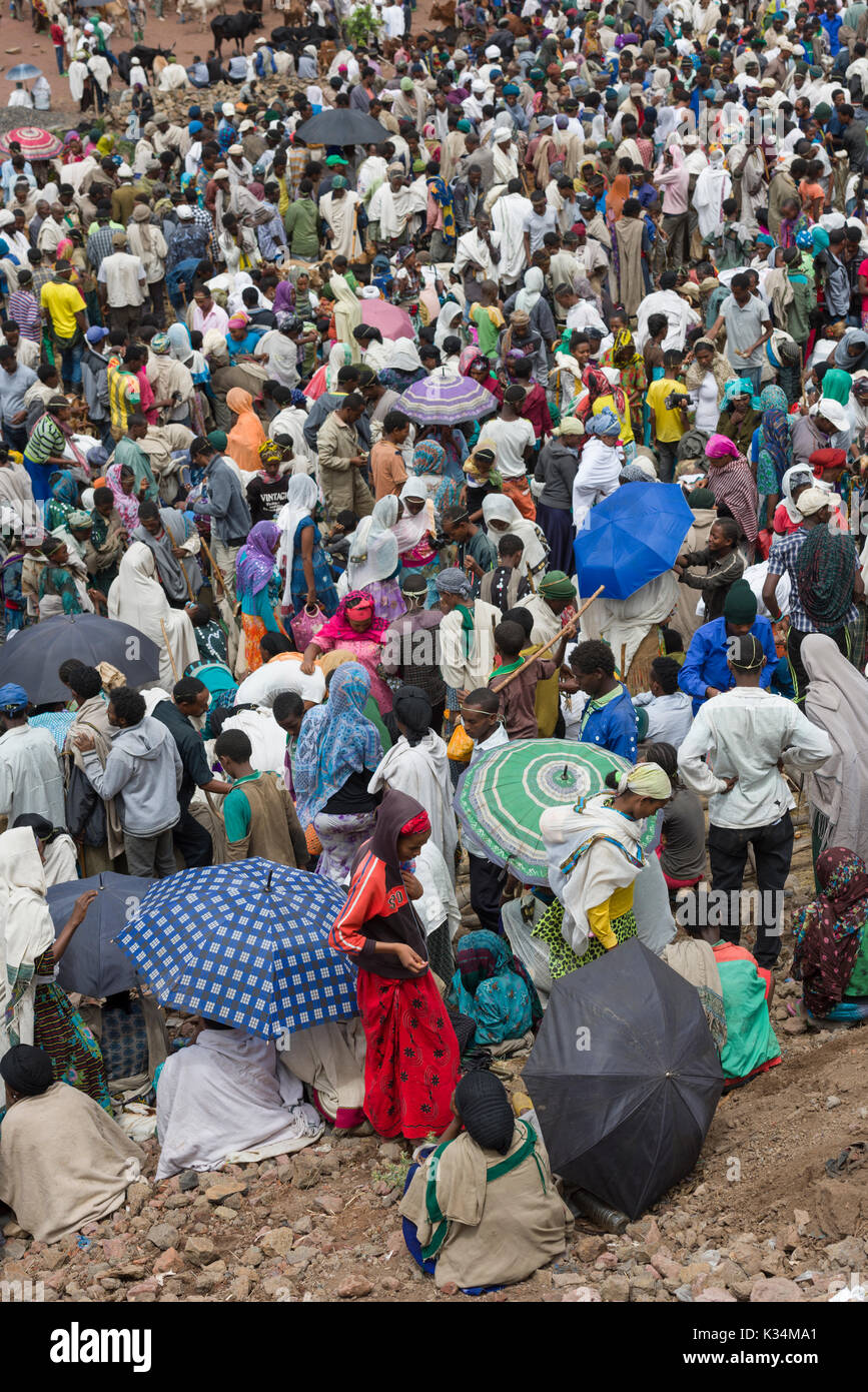 Folli folle al mercato all'aperto tenuto il sabato santo ortodosso etiopico Tewahedo per comprare cibo e celebrare la fine del periodo di quaresima, Lalibela, Amhara, Etiopia Foto Stock
