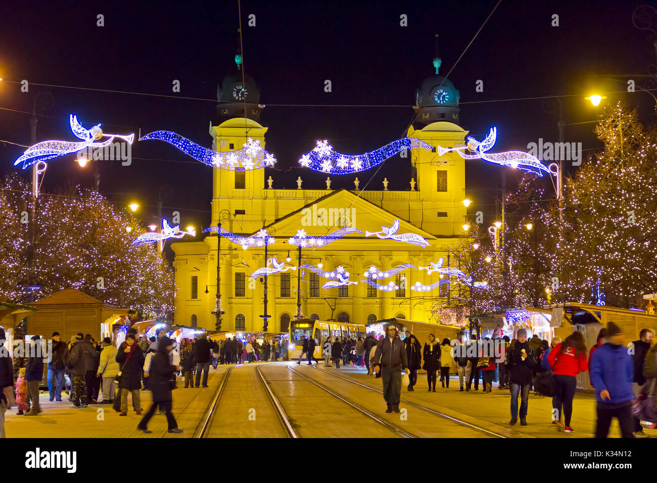 DEBRECEN, UNGHERIA - 13 dicembre 2016: le persone camminare al tradizionale Mercatino di Natale in piazza Kossuth (Kossuth ter) nel centro di Debrecen città vecchia Foto Stock
