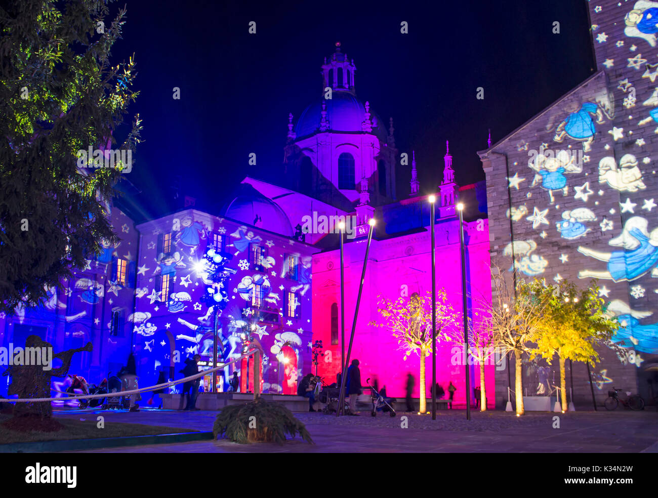 COMO, Italia - 2 dicembre 2016: la luce di Natale mostra su facciate di edifici su Piazza Duomo Foto Stock